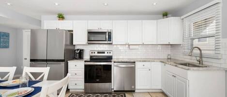 ثلاجة، ميكروويف، فرن، موقد طهي مسطح