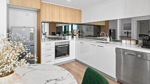 Kaffetrakter/tekoker, kjøleskap, mikrobølgeovn og ovn