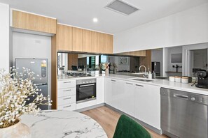 Fridge, microwave, oven, stovetop - Elegant 1BR CBD Apt "Walkable&Wi-Fi&Attractions" (Adelaide)