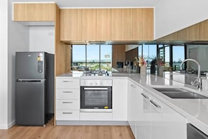 Refrigerador, microondas, horno y parrilla de estufa