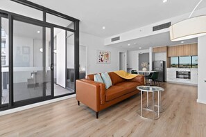 Televisión y oficina 