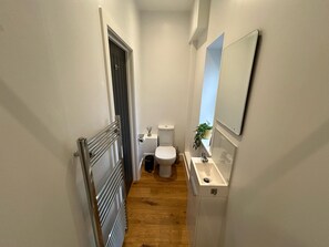 Cabane | Salle de bain | Douche, sèche-cheveux, serviettes fournies, papier toilette