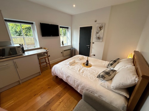 Romantic King Bed Countryside Couples Cabin