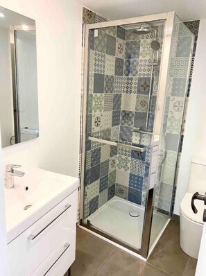 Hårføner, håndklær, såpe og toalettpapir