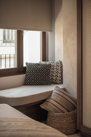 Deluxe Room, Balcony | Living area