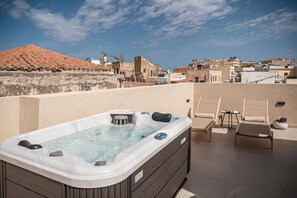 Phòng Suite có thiết kế đặc trưng, 1 giường cỡ queen, bồn tắm nước nóng, quang cảnh thành phố | Bồn tắm spa riêng
