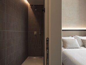 Signature Suite, 1 Queen Bed, Hot Tub, City View | Bathroom | Shower, rainfall showerhead, free toiletries, hair dryer
