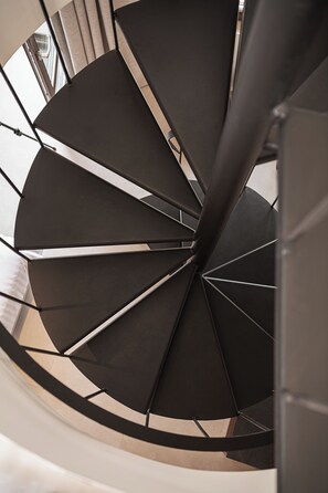 Suite – signature, 1 queensize-seng, spabadekar, byutsikt | Allergitestet sengetøy, safe på rommet, blendingsgardiner og lydisolert