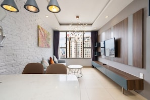 Apartamento luxo, 2 quartos, vista para o rio | Área de estar | Smart TV 40 polegadas com canais digitais
