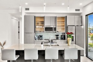 Réfrigérateur, micro-ondes, four, plaque de cuisson