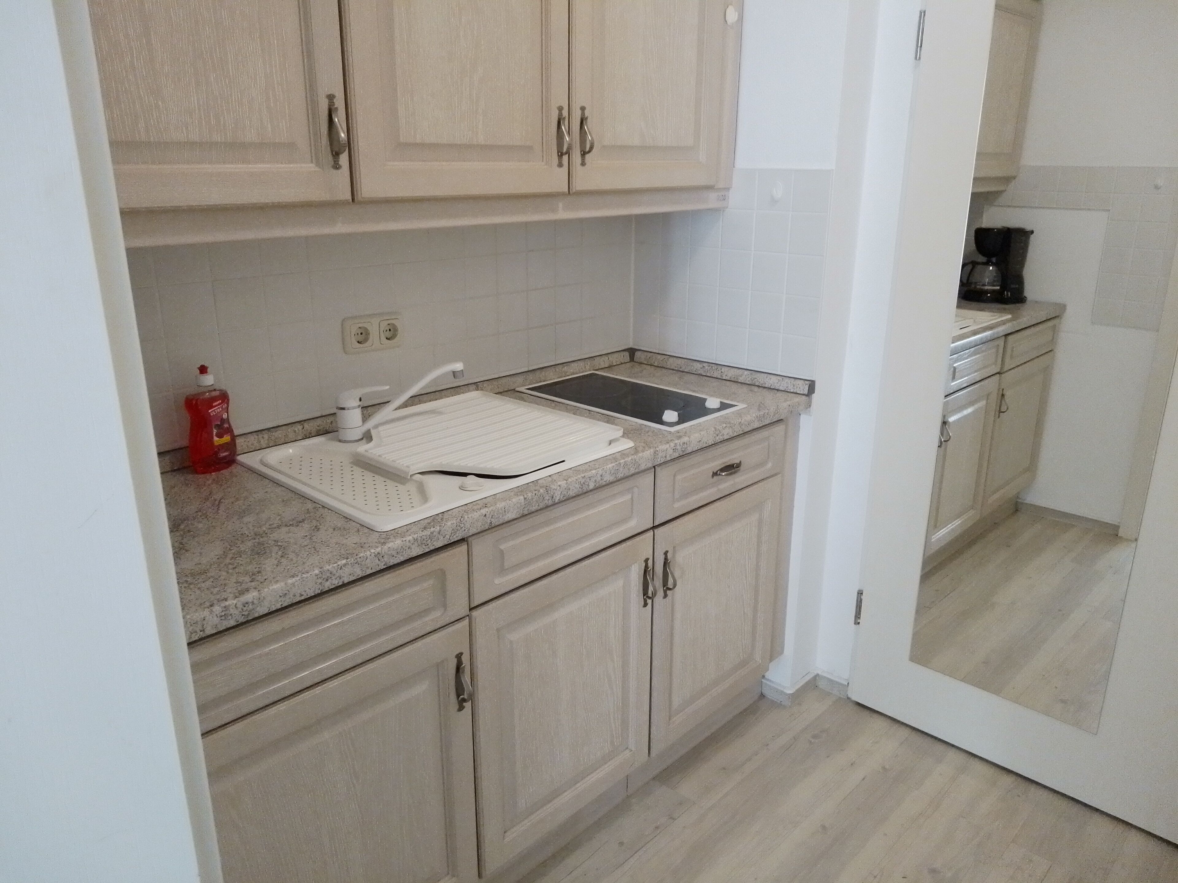 Kylskåp, spishäll, kaffe- och tebryggare och vattenkokare