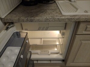 Kühlschrank, Herdplatte, Wasserkocher mit Kaffee-/Teezubehör