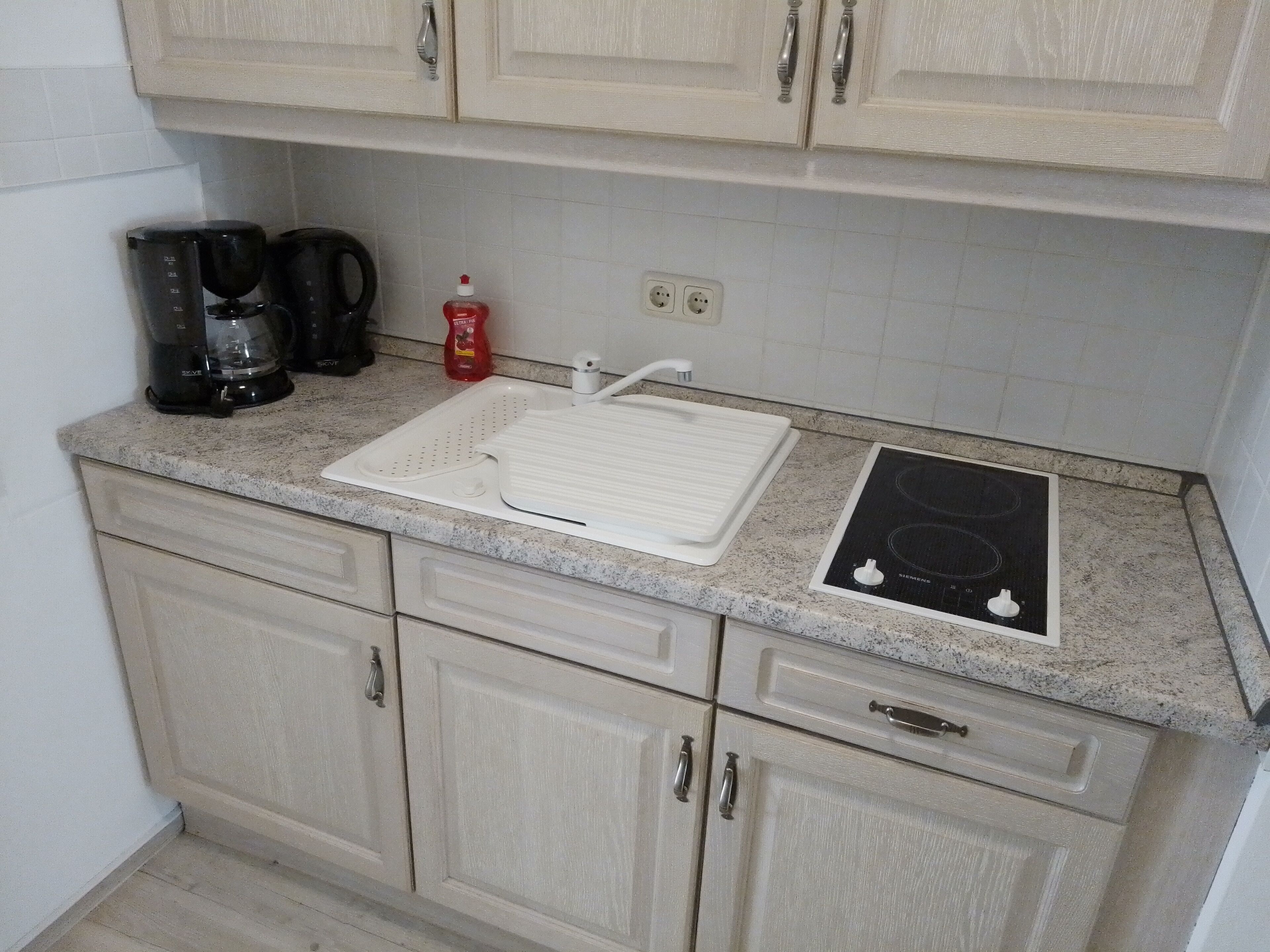 Kühlschrank, Herdplatte, Wasserkocher mit Kaffee-/Teezubehör