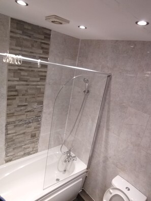 Studio | Bathroom | Shower, towels