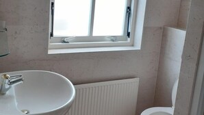 Comfort Room, Pool View | Bathroom - Bed and Breakfast Trouwborst.com (Rhenen)