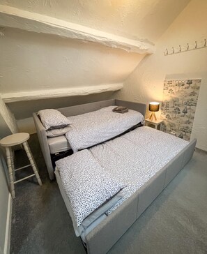 5 chambres, fer et planche à repasser, lit de bébé portatif
