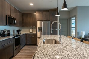 Fridge, microwave, oven, stovetop - Landing | Beautiful 2BD, Clubhouse, Yoga Studio (Austin)