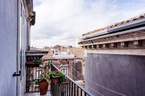 City Apartment | Balcony - Bellini Plaza Suite by Wonderful Italy (Catania)