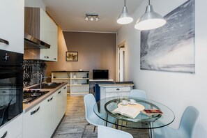 City Apartment | Private kitchen | Fridge, oven, stovetop - Bellini Plaza Suite by Wonderful Italy (Catania)