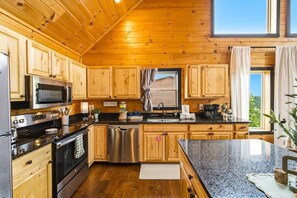 Coffee/tea maker, fridge, microwave, oven - Amazing Mountain View, Hot Tub, Game Room! (Sevierville)