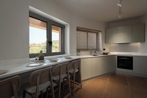 Villa | Opholdsområde | 32-tommers smart-tv med kabelkanaler