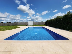 Una piscina al aire libre de temporada