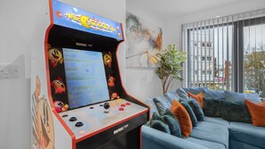 Apartment | Game room - 2 Bed Apt Sleeps 7 - Arcade Machine, Wifi, Central (Birmingham)