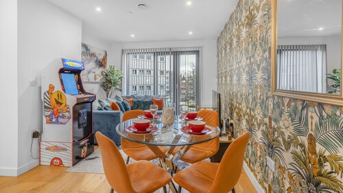 2 Bed Apt Sleeps 7 - Arcade Machine, Wifi, Central