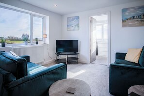 32-inch Smart TV with cable channels - Oasis - 2 Bed Apartment - Ocean Breeze (Swansea)