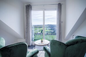 32-inch Smart TV with cable channels - Oasis - 2 Bed Apartment - Ocean Breeze (Swansea)