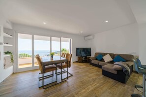 Téléviseur, foyer, bureau