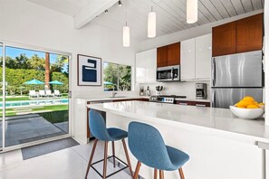 Een koelkast, een microgolfoven, een oven, een kookplaat