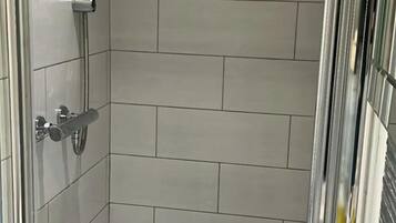 Douche, séchoir à cheveux, serviettes fournies