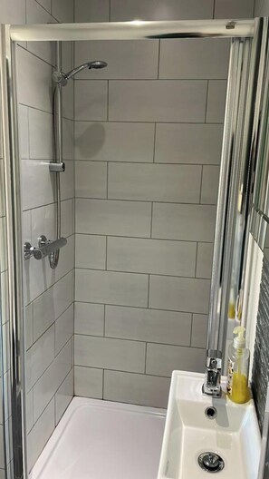 Dusj, hårføner og håndklær