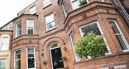 Spacious 2-bed Queens by CityGo