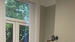 1 bedroom, desk, iron/ironing board, travel crib - CityGo Apartments Queens (Belfast)