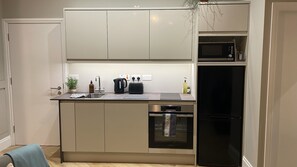 Refrigerador, microondas, horno y parrilla de estufa 