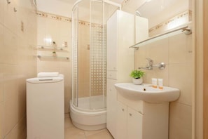 Chuveiro, secador de cabelo, shampoo 