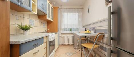 Fridge, microwave, oven, stovetop