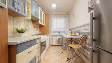 Een koelkast, een microgolfoven, een oven, een kookplaat