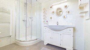 Dusche, Haartrockner, Handtücher