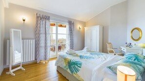 5 bedrooms, iron/ironing board, free WiFi, bed sheets