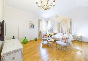 5 bedrooms, iron/ironing board, free WiFi, bed sheets