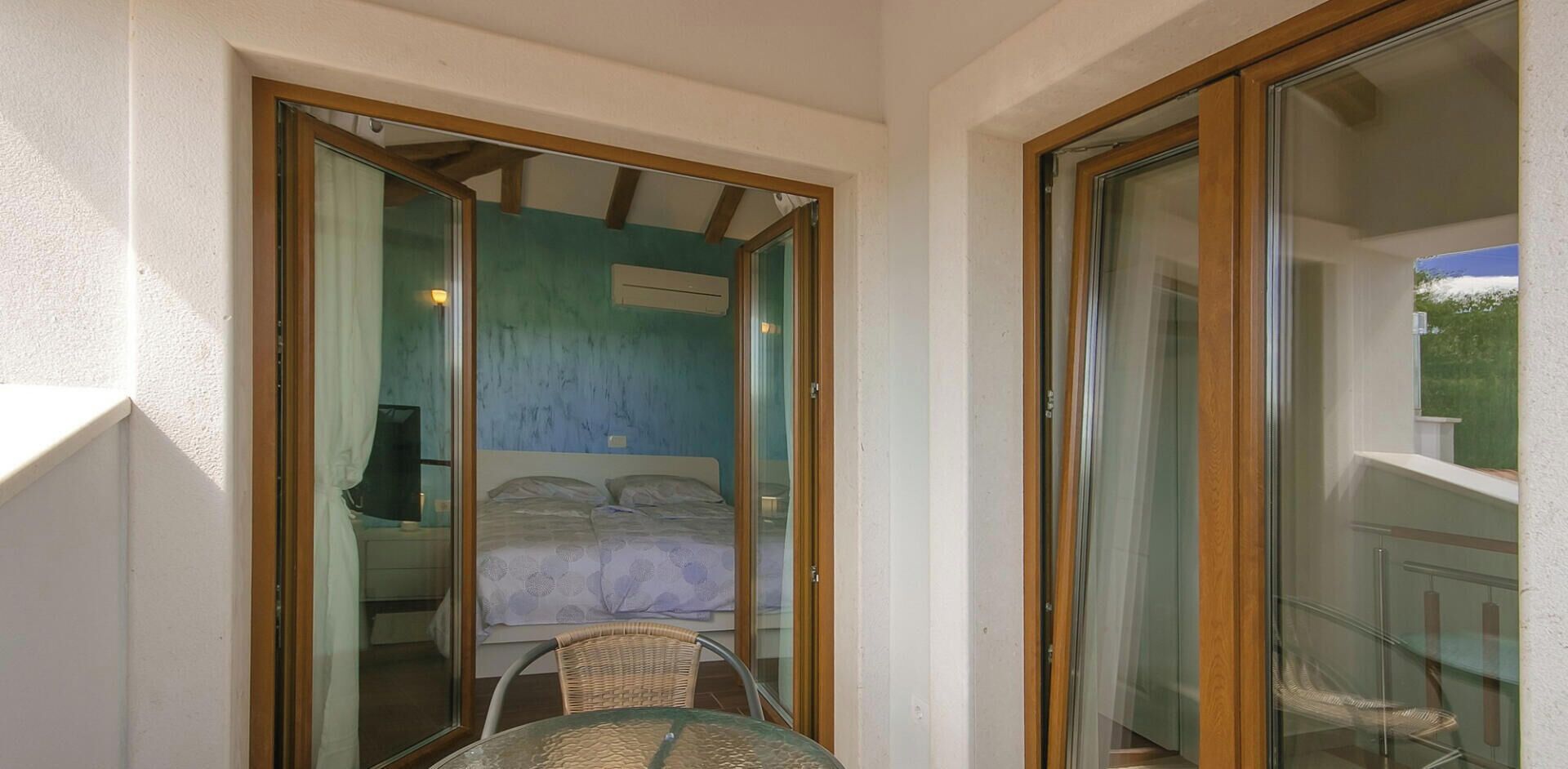 4 bedrooms, iron/ironing board, WiFi (free), bed sheets