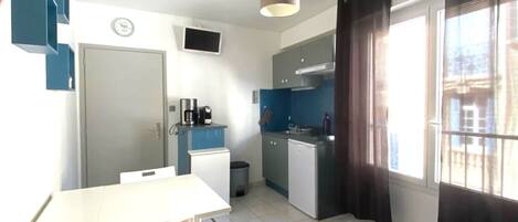 Fridge, microwave, oven, coffee/tea maker