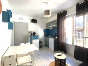 Refrigerador, microondas, horno y cafetera y tetera 