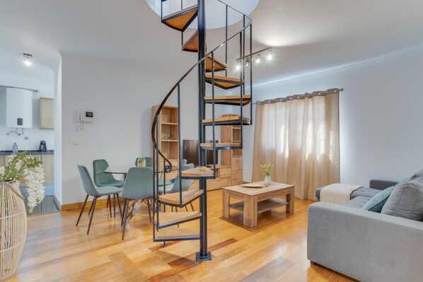 Deluxe Apartment, Balcony, City View | Living area | 35-inch flat-screen TV with cable channels - Encanto Santa Cruz (Santa Cruz)