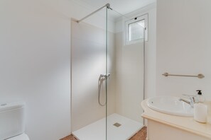 Deluxe Apartment, Balcony, City View | Bathroom | Shower, rainfall showerhead, hair dryer, towels - Encanto Santa Cruz (Santa Cruz)