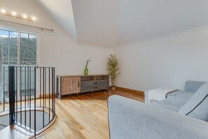豪華公寓, 陽台, 城市景觀 | 起居區 | 35-吋平面電視,提供有線頻道