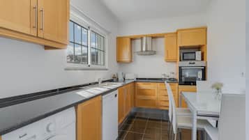 Deluxe Apartment, Balcony, City View | Private kitchen | Fridge, microwave, oven, dishwasher